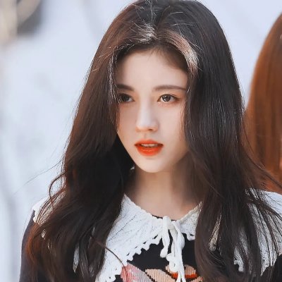 出墙红杏两家春